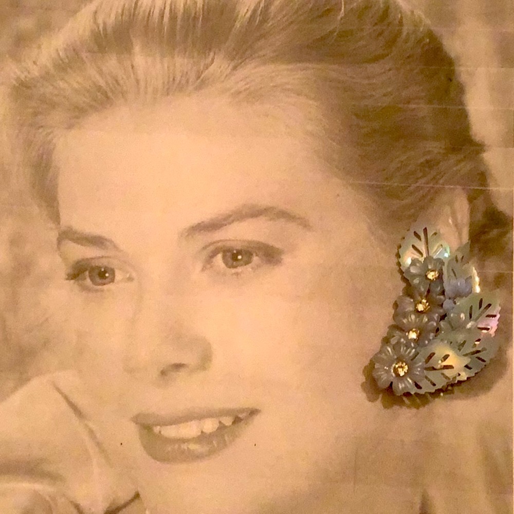 Vintage 1950s Early Plastic Blue Flower Rhinestone Cl… Gem